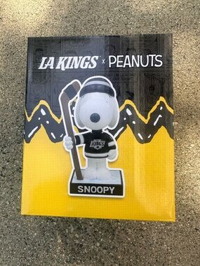 Peanuts Snoopy LA Kings Hockey Figure - Black, White, Yellow